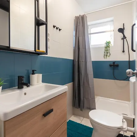 R Apartman *